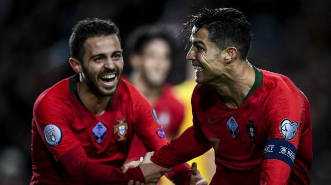 Gelandang serang Timnas Portugal, Bernardo Silva (kiri) dan penyerang Cristiano Ronaldo. [PATRICIA DE MELO MOREIRA / AFP]
