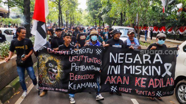 Keluarga Korban Tragedi Kanjuruhan bersama suporter Arema FC saat menggelar aksi unjuk rasa di depan Mabes Polri, Jakarta Selatan, Sabtu (19/11/2022). [snackonasmack.com/Alfian Winanto]