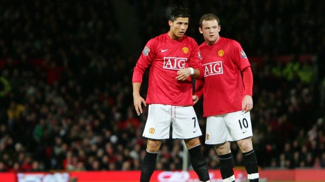 Cristiano Ronaldo (kiri) dan Wayne Rooney saat bermain untuk Manchester United pada 2008 silam. [Paul ELLIS / AFP]