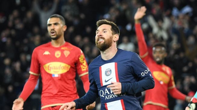 Penyerang Paris Saint-Germain Lionel Messi merayakan gol kedua timnya selama pertandingan sepak bola Ligue 1 Prancis antara Paris Saint-Germain vs Angers di Stadion Parc des Princes di Paris pada 11 Januari 2023.Bertrand GUAY / AFP