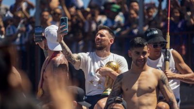 Lionel Messi Bagi-bagi 35 iPhone Berlapis Emas 24 karat Usai Juara Piala Dunia 2022