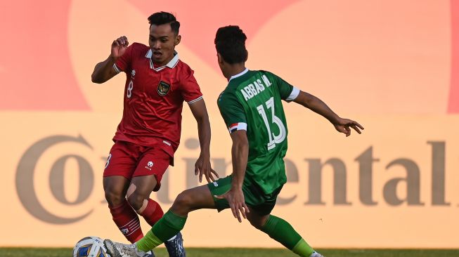 Pemain Timnas U-20 Indonesia Arkhan Fikri berebut bola dengan pemain Timnas U-20 Irak Abbas Majid dalam kualifikasi Grup A Piala Asia U-20 di Stadion Lokomotiv, Tashkent, Uzbekistan, Rabu (1/3/2023). ANTARA FOTO/Sigid Kurniawan/foc. 