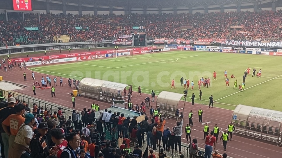 KABAR BURUK Persija Dapat Banyak Sanksi Buntut Kericuhan Suporter Kontra Persib Bandung di Stadion Patriot