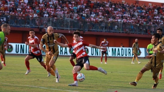Pemain Madura United Rivera menghadapi sejumlah pemain Dewa United di laga lanjutan BRI Liga 1 Indonesia 2023-2024 yang digelar di Stadion Gelora Madura Ratu Pamelingan Pamekasan, Minggu (22/10/2023). (ANTARA/HO-MO Madura United)