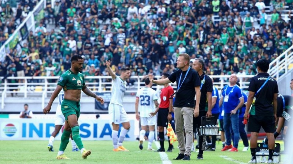 Larang Paulo Victor Tendang Penalti Saat Persebaya vs Persib, Josep Gombau: Keputusan Ada di Saya