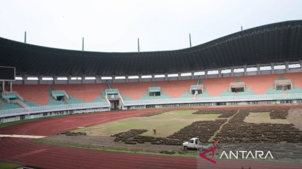 Lapangan Sering Banjir, Stadion Pakansari Rampungkan Pergantian Rumput Rp1,9 Miliar
