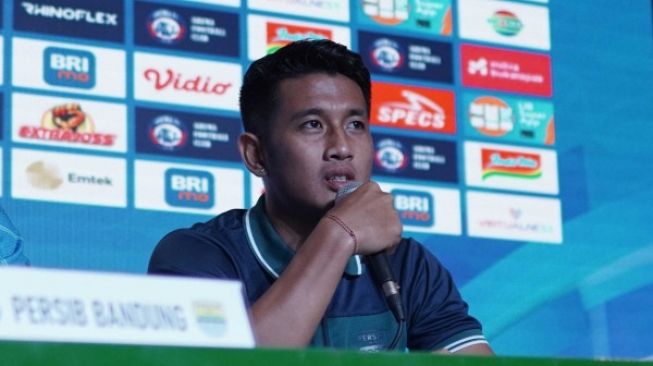 Bek Persib Bandung Putu Gede Juni hadiri jumpa pers jelang laga BRI Liga 1 kontra Arema FC. [Foto: Persib Bandung]