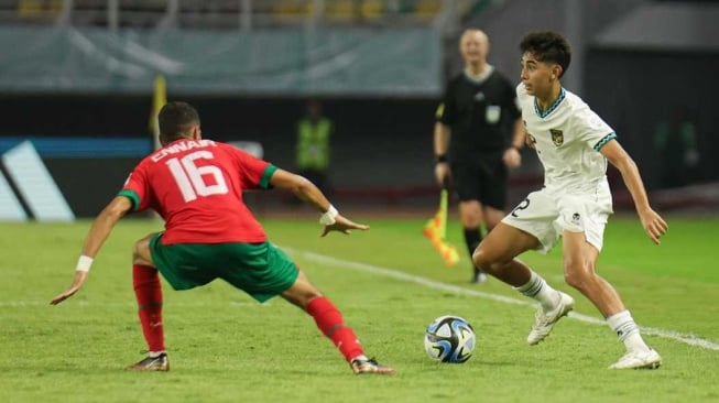 Pemain Timnas Indonesia U-17 Welber Jardim coba melewati pemain Maroko U-17 dalam matchday ketiga Grup A Piala Dunia U-17 2023 di Stadion Gelora Bung Tomo (GBT), Surabaya, Kamis (16/11/2023). [Dok. LOC Piala Dunia U-17 2023]