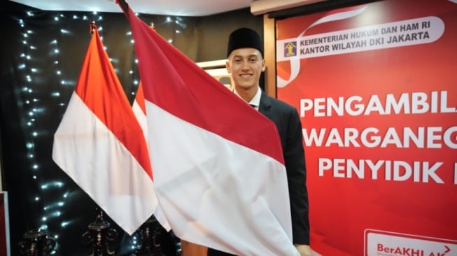 Jay Idzes setelah melakukan upacara sumpah WNI di Jakarta. (pssi.org)