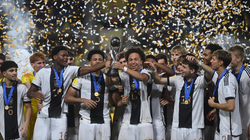 Apresiasi Dukungan Masyarakat Indonesia, Pemain Jerman Berikan Sepatu usai Juara Piala Dunia U-17 2023
