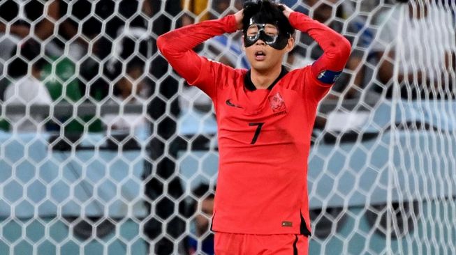 Gestur penyerang Timnas Korea Selatan, Son Heung-min pada laga Piala Dunia 2022 kontra Uurguay di Stadion Education City, Al-Rayyan, Qatar, Kamis (24/11/2022) malam WIB. [JUNG Yeon-je / AFP]