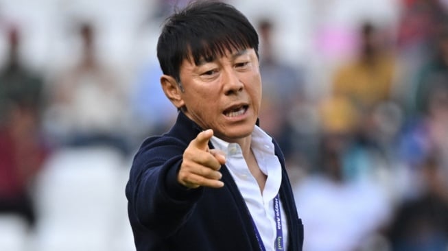 Pelatih Timnas Indonesia, Shin Tae-yong (STY) memimpin timnya berlaga di Piala Asia 2023 Qatar. [HECTOR RETAMAL / AFP]