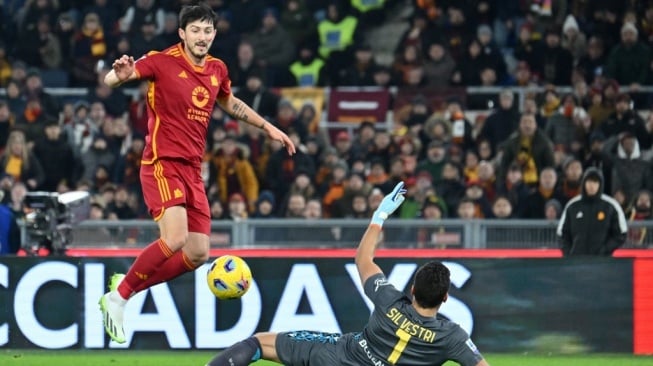 Striker Timnas Iran, Sardar Azmoun saat memperkuat klubnya, AS Roma. [Alberto PIZZOLI / AFP]