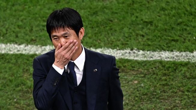 Pelatih Jepang Hajime Moriyasu bereaksi setelah kalah dalam pertandingan sepak bola babak 16 besar Piala Dunia 2022 antara Jepang dan Kroasia di Stadion Al-Janoub di Al-Wakrah, selatan Doha, Qatar, Senin (5/12/2022). [Anne-Christine POUJOULAT / AFP]