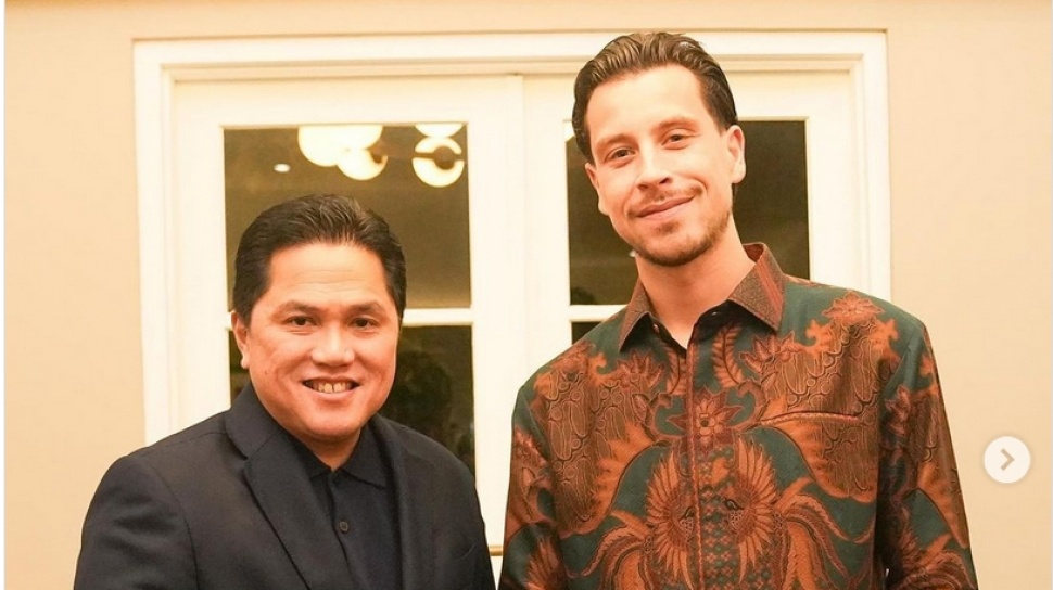Pakai Batik, Thom Haye Makan Malam Bareng Ketum PSSI Erick Thohir